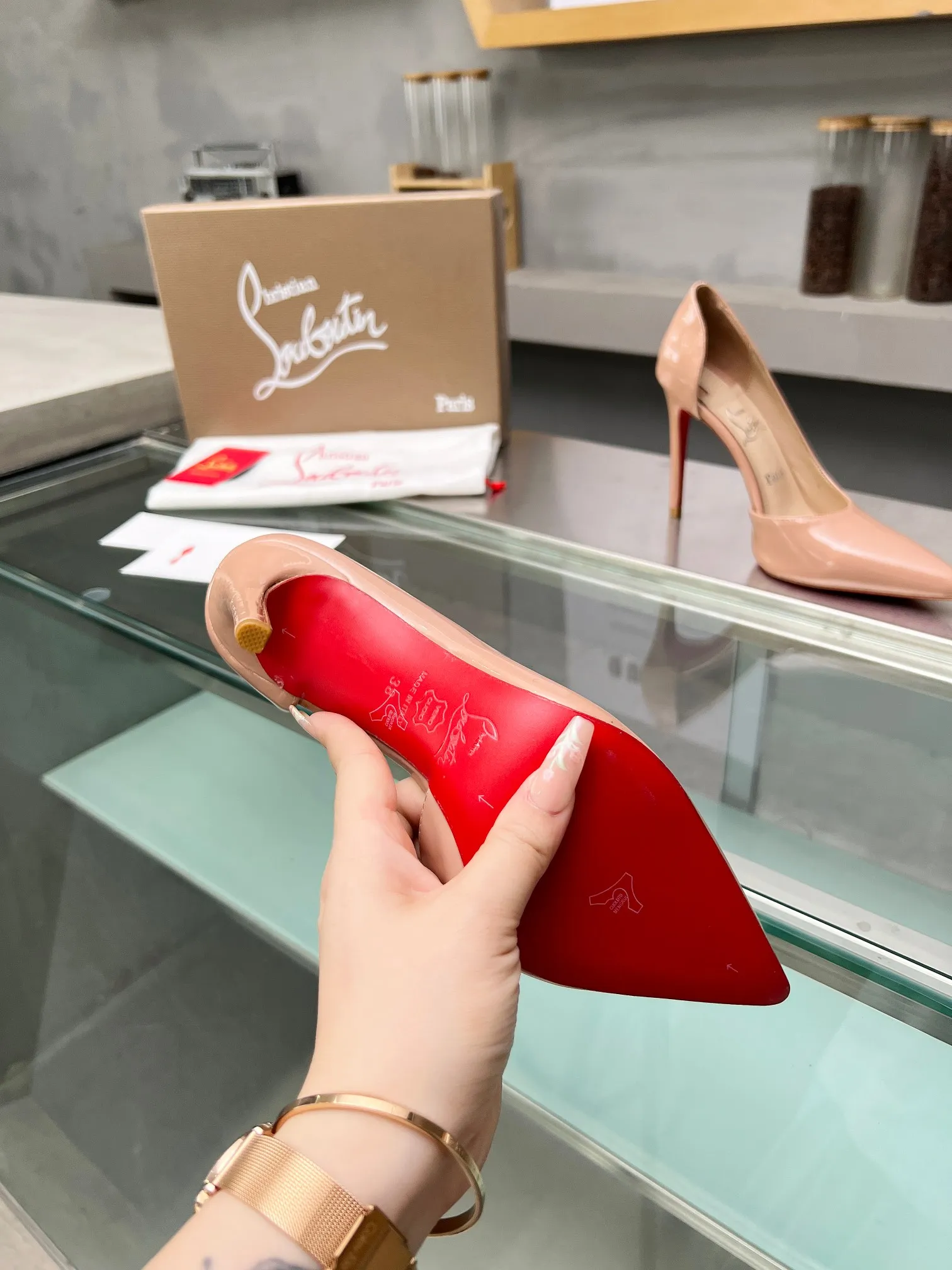 👟👟Ex-factory price 560👟👟 Christian Louboutin CL red-soled shoes‖ Globally limited edition! Blessings from Las Vegas❤ Inspired by the colorful neon of Las Vegas🎆 A century-old classic that will never go off the shelves. Handmade, exquisite craftsmanship❗Collectible work❗ Absolutely eye-catching existence🌟 Classic stiletto fashion shoes, you can't resist them at all. Absolute sexy goddess, releasing invincible femininity. The gorgeous red bottom is like the red carpet that the queen walks on when she ascends to the top. She is full of aura in every minute. Whether in love or in the workplace, she is famous in the end. Extraordinarily fascinating and full of femininity! Suitable for all kinds of gatherings 💎 Undefeated classic, all original models are made to order 🍳Fabrics: cow lacquer/silk/grete 🍳Inner lining: imported soft sheepskin lining feet 🍳Outsole: original genuine leather sole 🍳Heel height: 3cm/8.5cm/10.5cm higher inside the flat bottom 🍳Color: apricot ox lacquer, black ox lacquer, white ox lacquer Black Silk Silver Grete 🍳Size: 35-39 (40/41/42/43 customized, non-refundable) Standard size 🍳Packing: with cloth bag, card